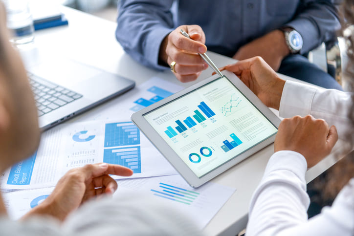 Analyse financière et pilotage patrimonial sur tablette lors d’un rendez-vous client chez W Conseils