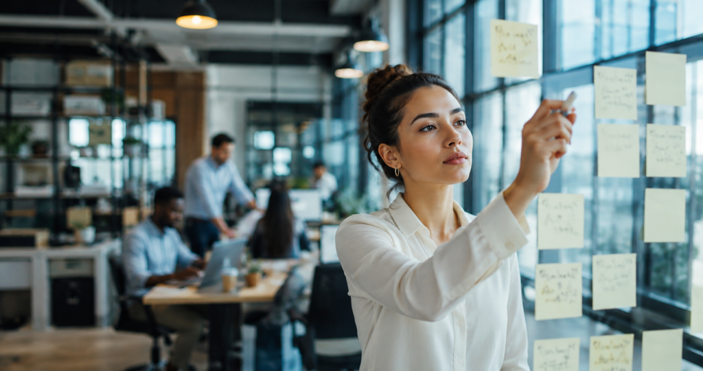 Conseiller travaillant sur une stratégie de gestion patrimoniale dans un espace collaboratif moderne et lumineux
