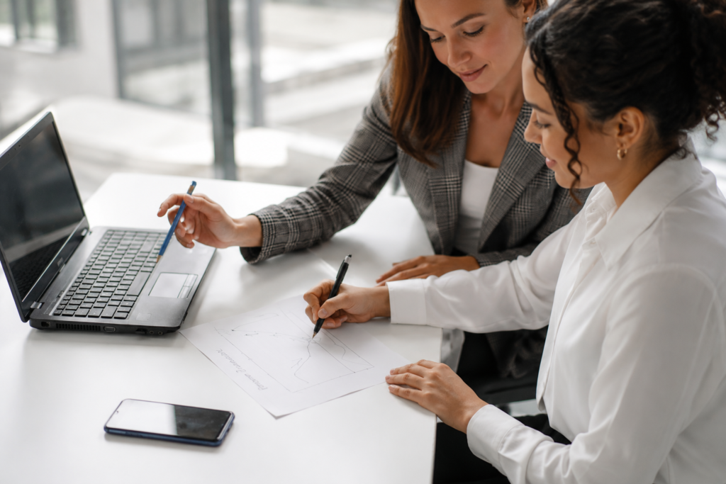 Deux professionnelles travaillant ensemble sur une analyse financière et patrimoniale dans un bureau moderne